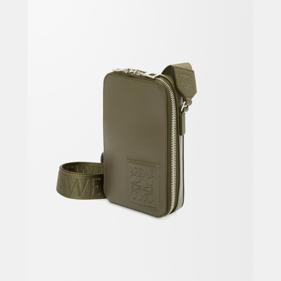 ロエベ LOEWE 2025秋冬メンズ バーティカル クロスボディポケット（サテンカーフ）【カーキグリーン 】【送料無料】【正規品】の画像
