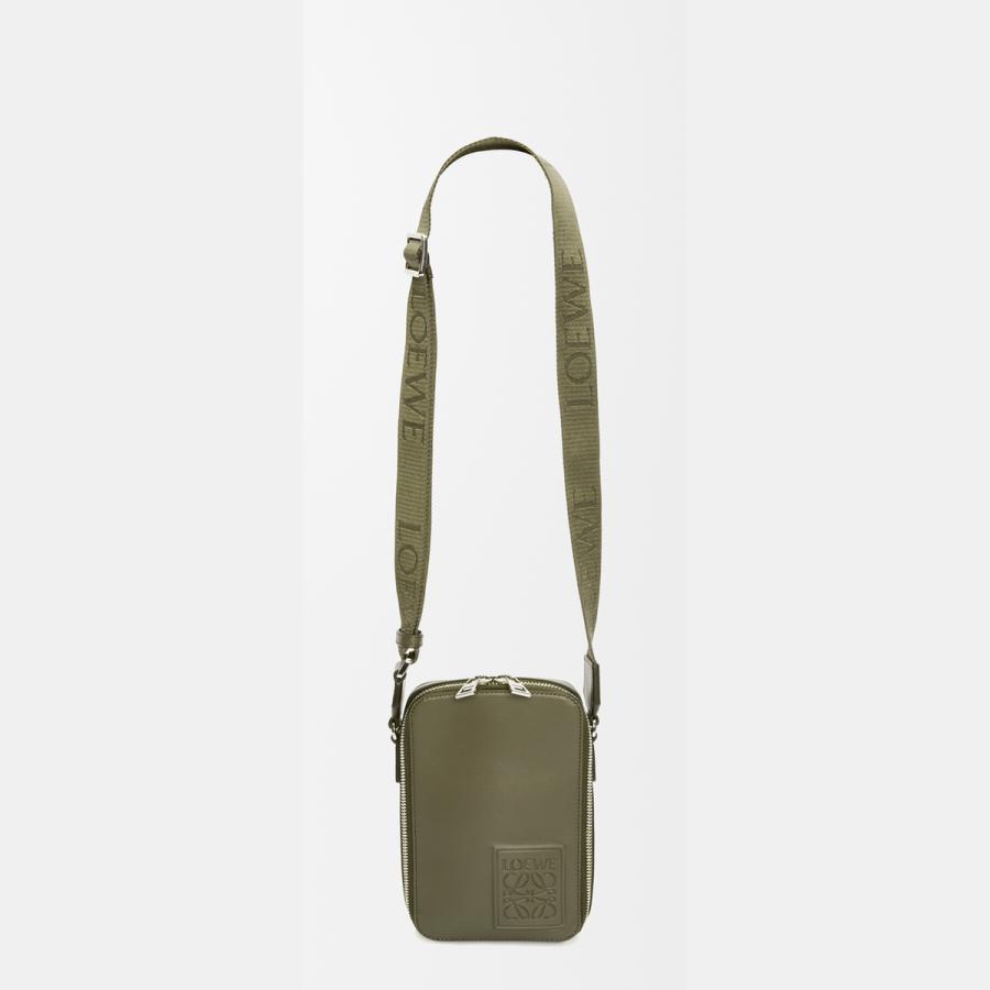 ロエベ LOEWE 2025秋冬メンズ バーティカル クロスボディポケット（サテンカーフ）【カーキグリーン 】【送料無料】【正規品】の画像