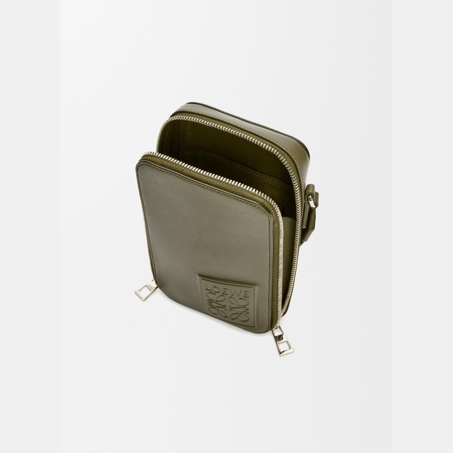 ロエベ LOEWE 2025秋冬メンズ バーティカル クロスボディポケット（サテンカーフ）【カーキグリーン 】【送料無料】【正規品】の画像