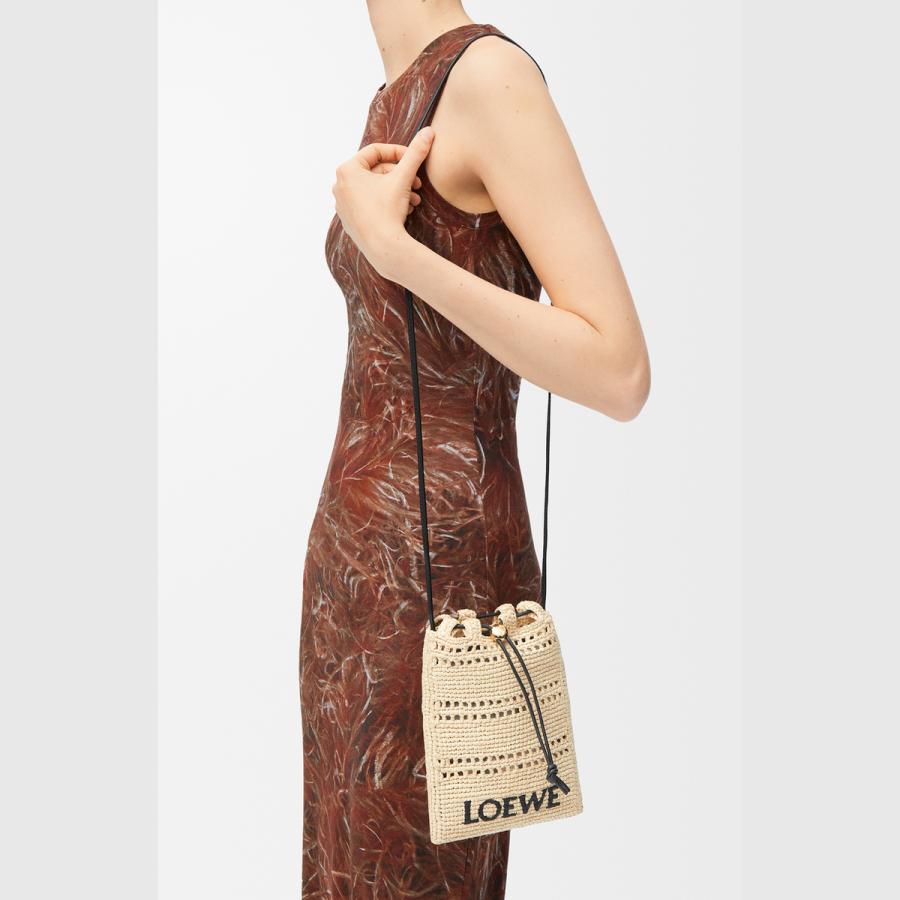 ロエベ LOEWE 2025秋冬メンズ ドローストリング ポケット（ラフィア）【ナチュラル/ブラック 】【送料無料】【正規品】の画像