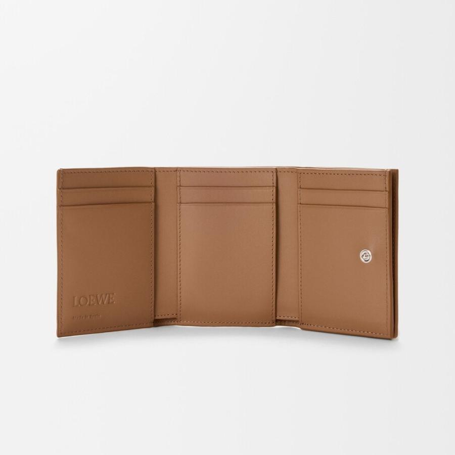 ロエベ LOEWE 2026春夏メンズ キャッツ トライフォールド ウォレット 財布【モカ 】【送料無料】【正規品】の画像