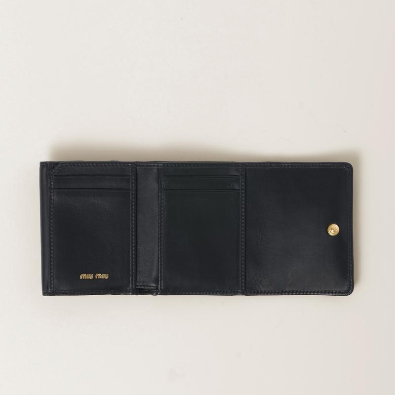 miu ミュウミュウ MIU ソフティパデッドレザー フラップ付折り財布 
