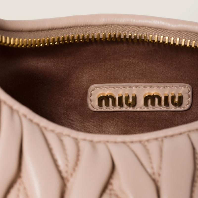 miu miu（ミュウミュウ） ワンダー マテラッセレザー ホーボーバッグ