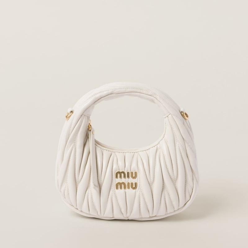 miu miu（ミュウミュウ） ワンダー マテラッセレザー ホーボーミニ