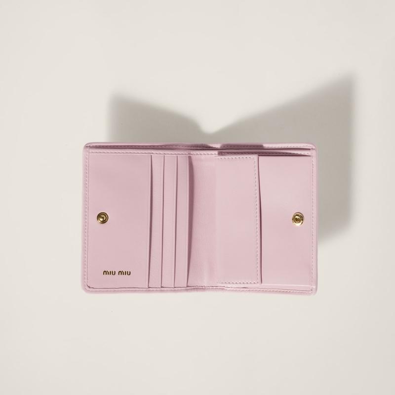 【美品・付属品完備】MIU MIU マテラッセレザー 折りたたみ財布 薄ピンク miu miu（ミュウミュウ） マテラッセレザー 折り財布