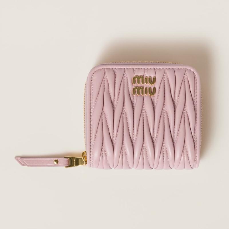 美品Miumiu ミュウミュウ　ギャランティカード付き　レザー　ピンク ミュウミュウ 二つ折り財布 マテラッセ ミニ財布 ピンク レディース