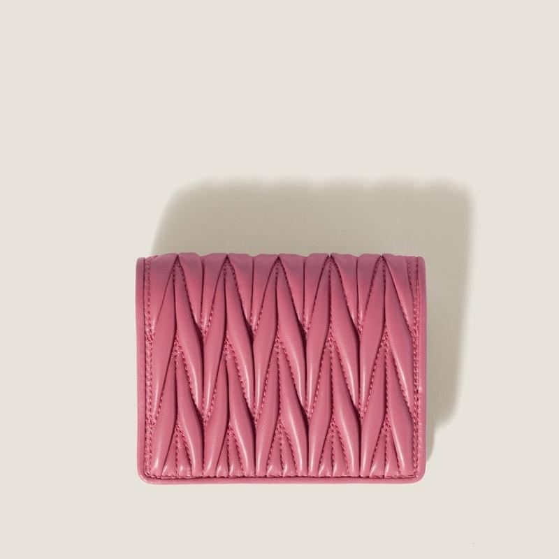 新品 ミュウミュウ MIU MIU 長財布 マテラッセ ピンク miu miu（ミュウミュウ） マテラッセレザー 折り財布