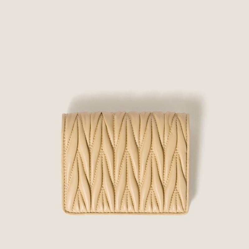 ミュウミュウ MIU MIU マテラッセレザー 折り財布 5MV204_AFPP_F0K57【ソイグリーン 】【送料無料】【正規品】の画像