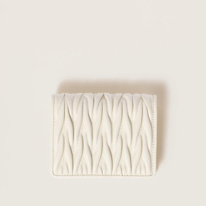 ミュウミュウ MIU MIU マテラッセレザー 折り財布 5MV204_AFPP_F0009【ホワイト 】【送料無料】【正規品】の画像