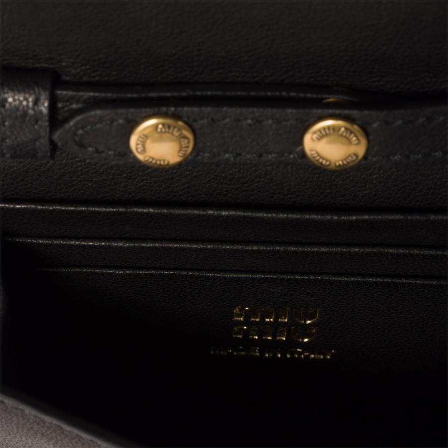 miu miu（ミュウミュウ） ナッパレザー ショルダーストラップ付 財布