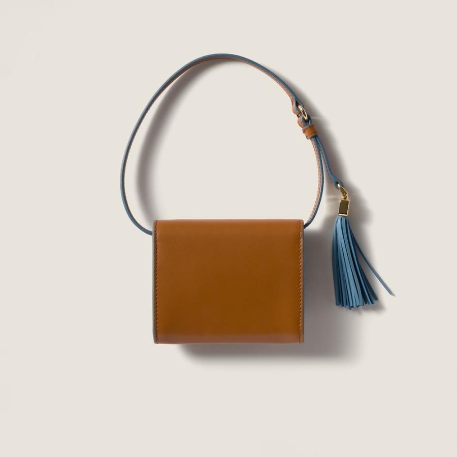 miu miu（ミュウミュウ） ショルダーストラップ付レザー財布