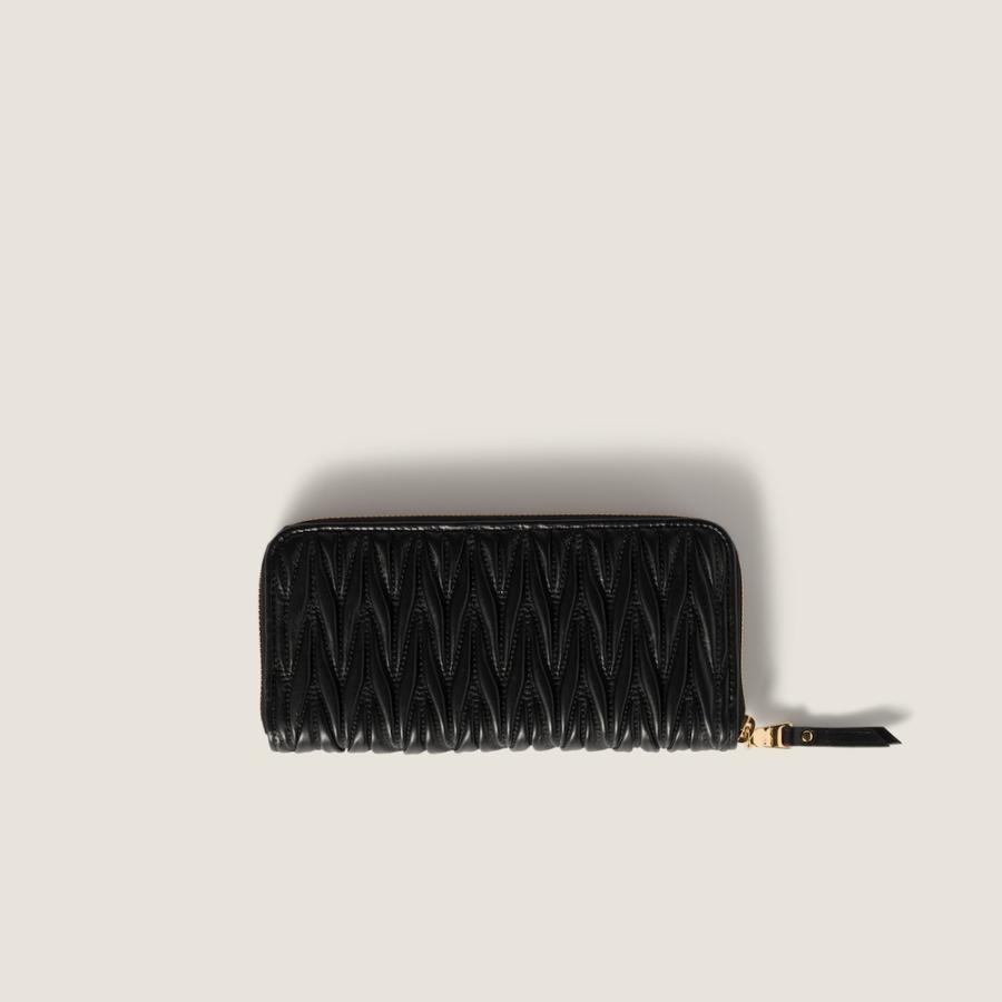 ミュウミュウ MIU MIU ラージ マトラッセ ナッパレザー ウォレット 5ML506_AFPP_F0002【ブラック 】【送料無料】【正規品】の画像