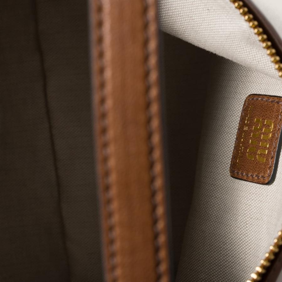 miu miu（ミュウミュウ） ナッパレザー ポーチ5NE841_AEFX_F0316