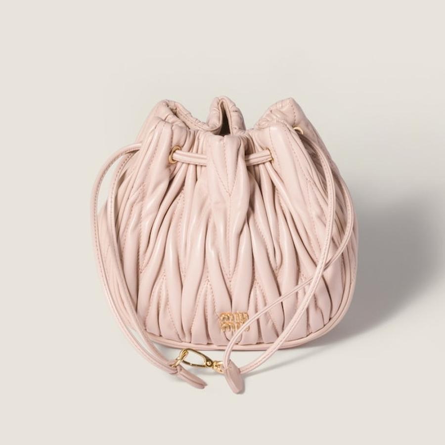 美品・国内購入　ミュウミュウ　マテラッセ　レザーポーチ 関税負担なし☆MiuMiu ミュウミュウ マテラッセレザー ポーチ (MiuMiu