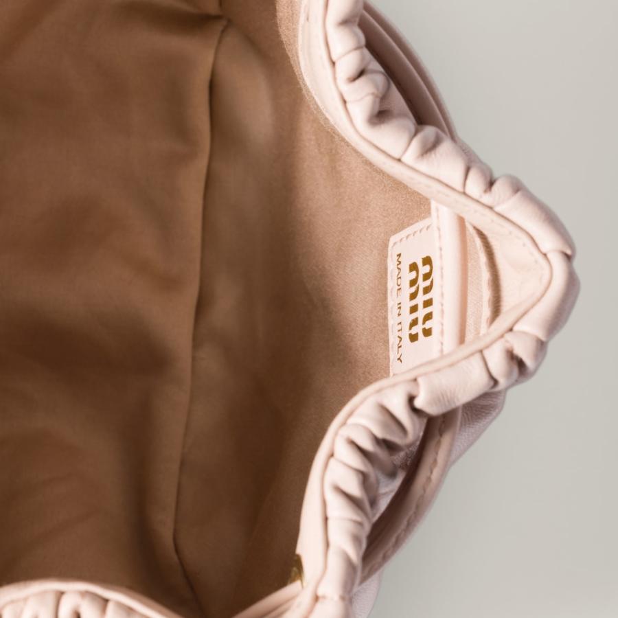 美品・国内購入　ミュウミュウ　マテラッセ　レザーポーチ miu miu（ミュウミュウ） マテラッセ ピンク レザー ポーチ レディース