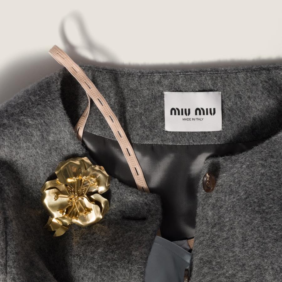 miu miu（ミュウミュウ） クリスタル付 メタル ブローチ
