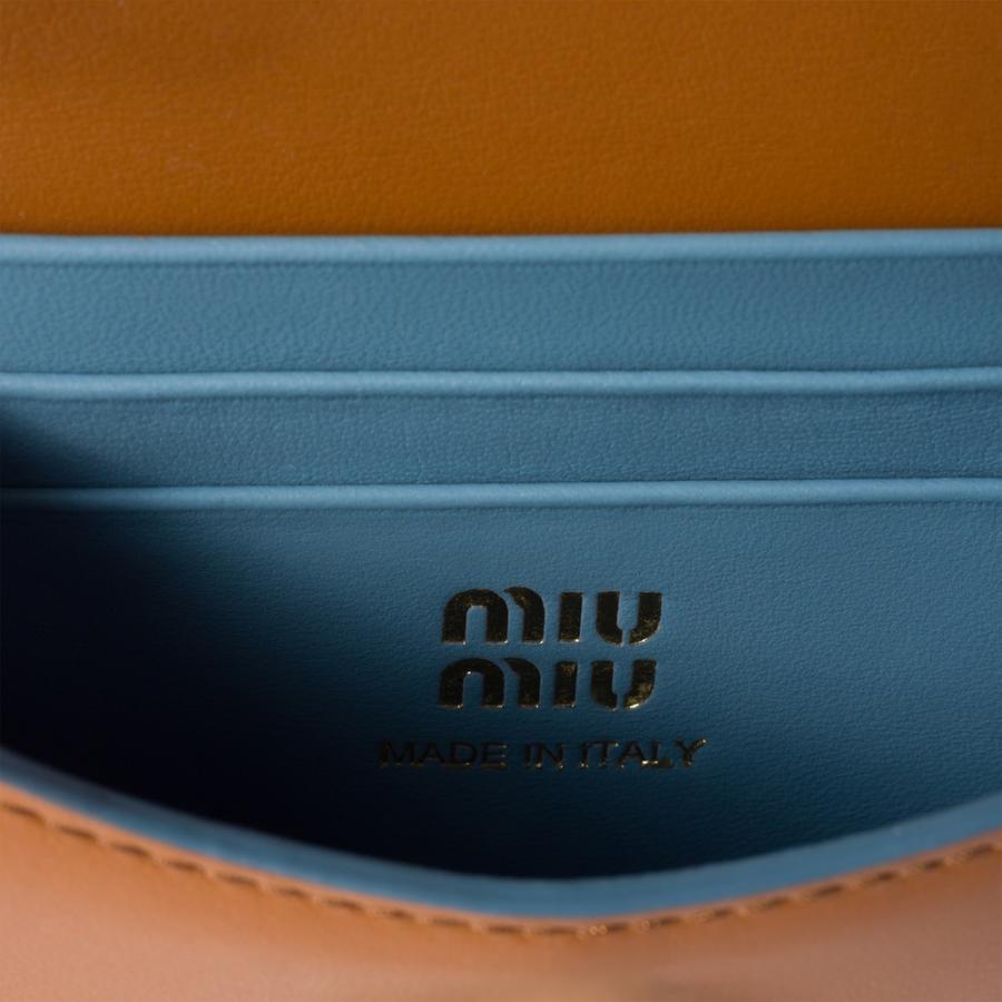 ミュウミュウ MIU MIU ショルダーストラップ付レザー財布 5MT024_2IDW_F0NP5【コニャックブラウン/アストラルブルー 】【送料無料】【正規品】の画像