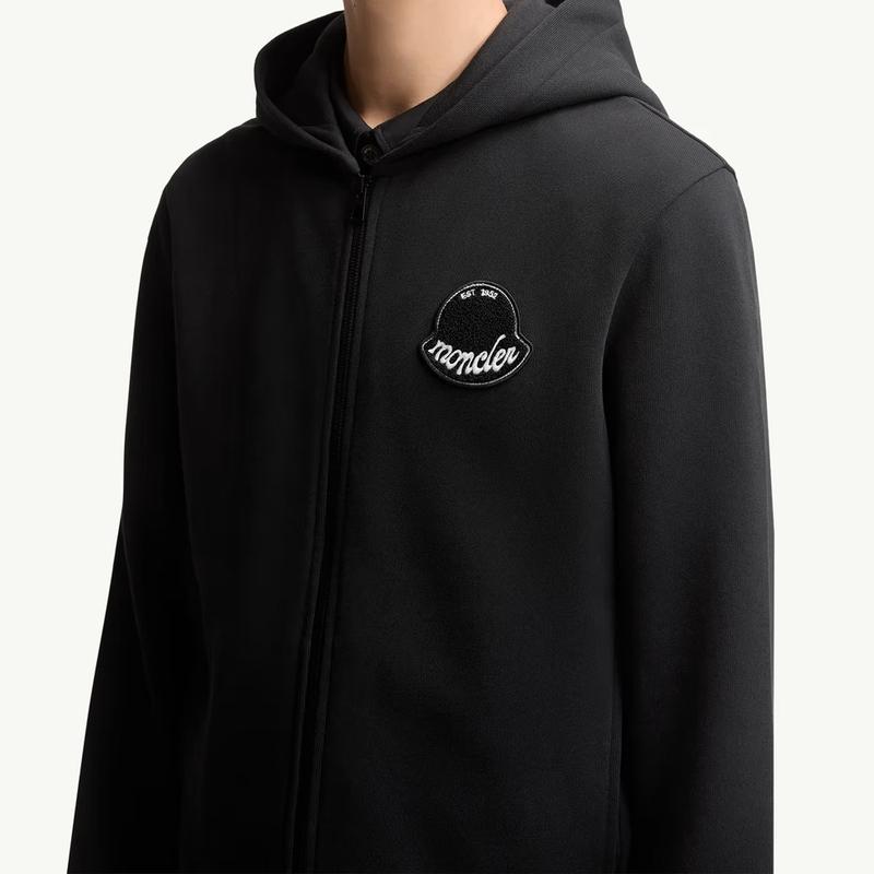 2025/26秋冬 MONCLER モンクレール メンズFELPA LOGATA CON CAPPUCCIO E ZIPスウェット【nero 】【送料無料】【正規品】の画像