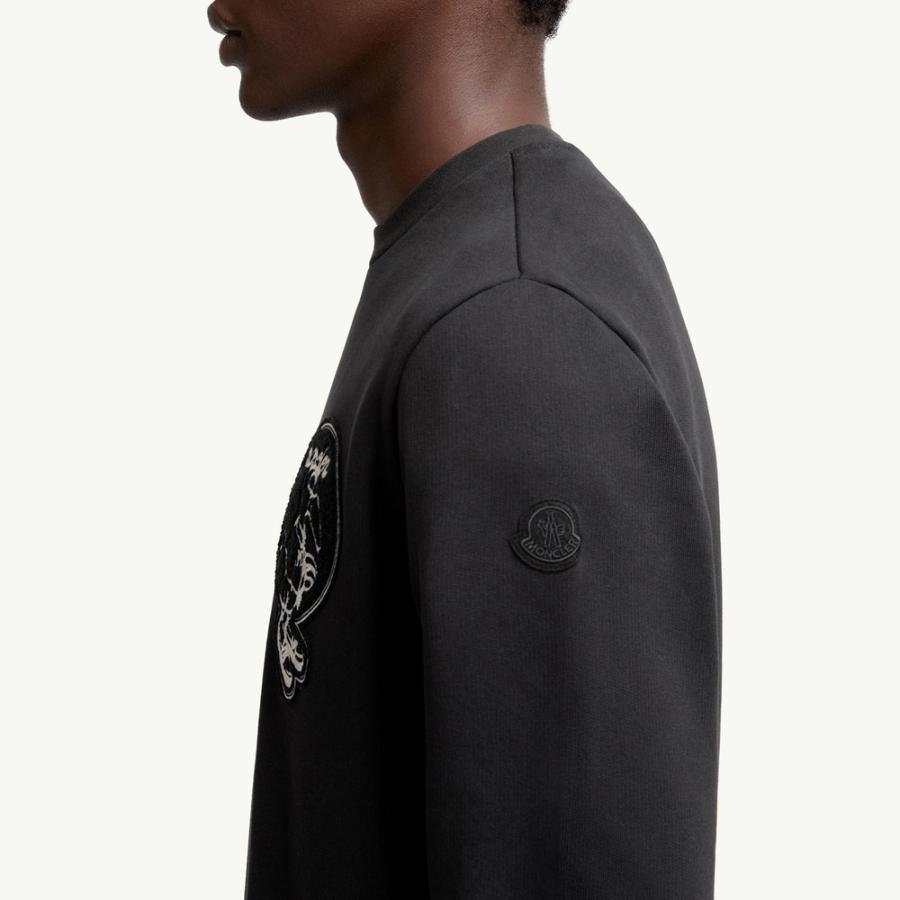 2025/26秋冬 MONCLER モンクレール メンズCOTTON SWEATSHIRT WITH MASCOT APPLIQUEスウェット【Nero 】【送料無料】【正規品】の画像