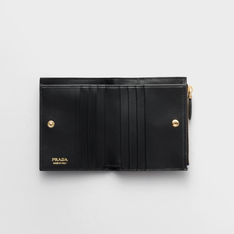 PRADA プラダ 三つ折り財布 ヴィッテロダイノ ゴールドロゴ ブラック 黒 PRADA（プラダ） PRADA 2026春夏 レディース ヴィッテロダイノレザー