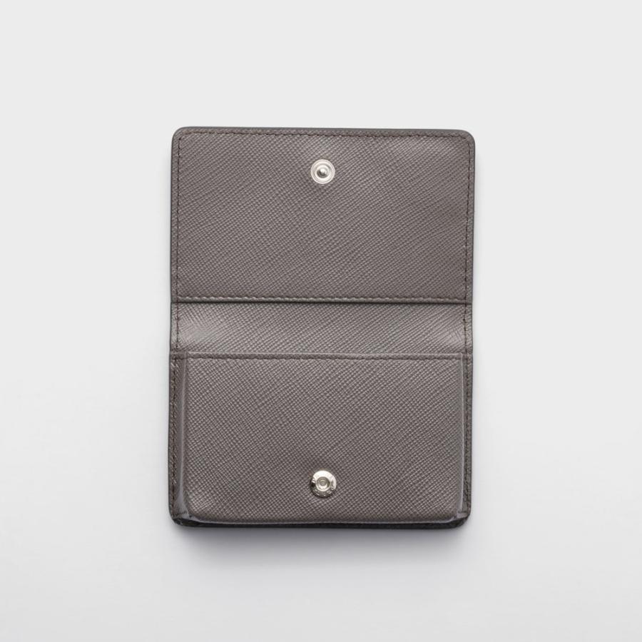 プラダ PRADA 2026春夏 メンズ サフィアーノトライアングル カードケース【グレー 】【送料無料】【正規品】の画像