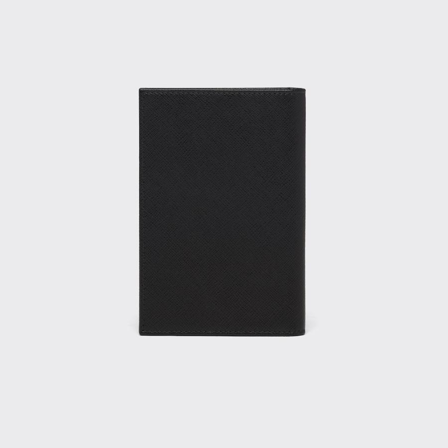 プラダ PRADA 2026春夏 メンズ サフィアーノトライアングル パスポート ホルダー【ブラック 】【送料無料】【正規品】の画像