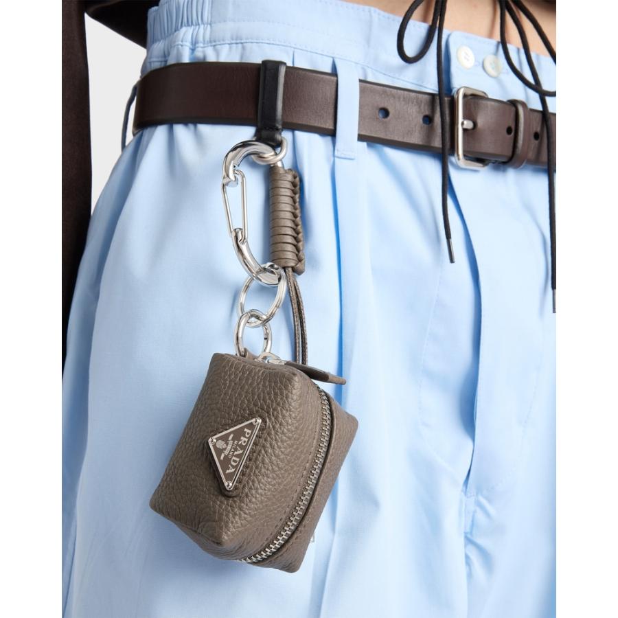 プラダ PRADA 2026春夏 メンズ レザー バッグ チャーム【グレーブラウン 】【送料無料】【正規品】の画像
