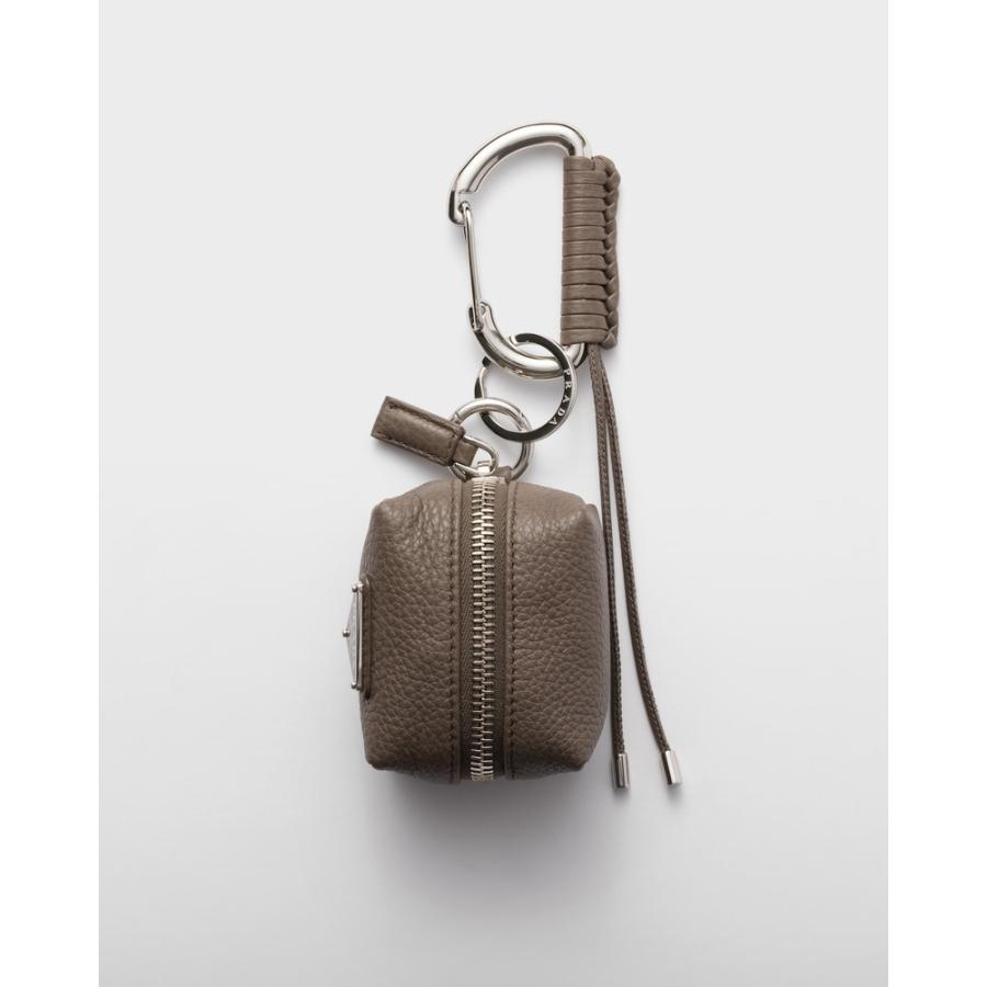 プラダ PRADA 2026春夏 メンズ レザー バッグ チャーム【グレーブラウン 】【送料無料】【正規品】の画像