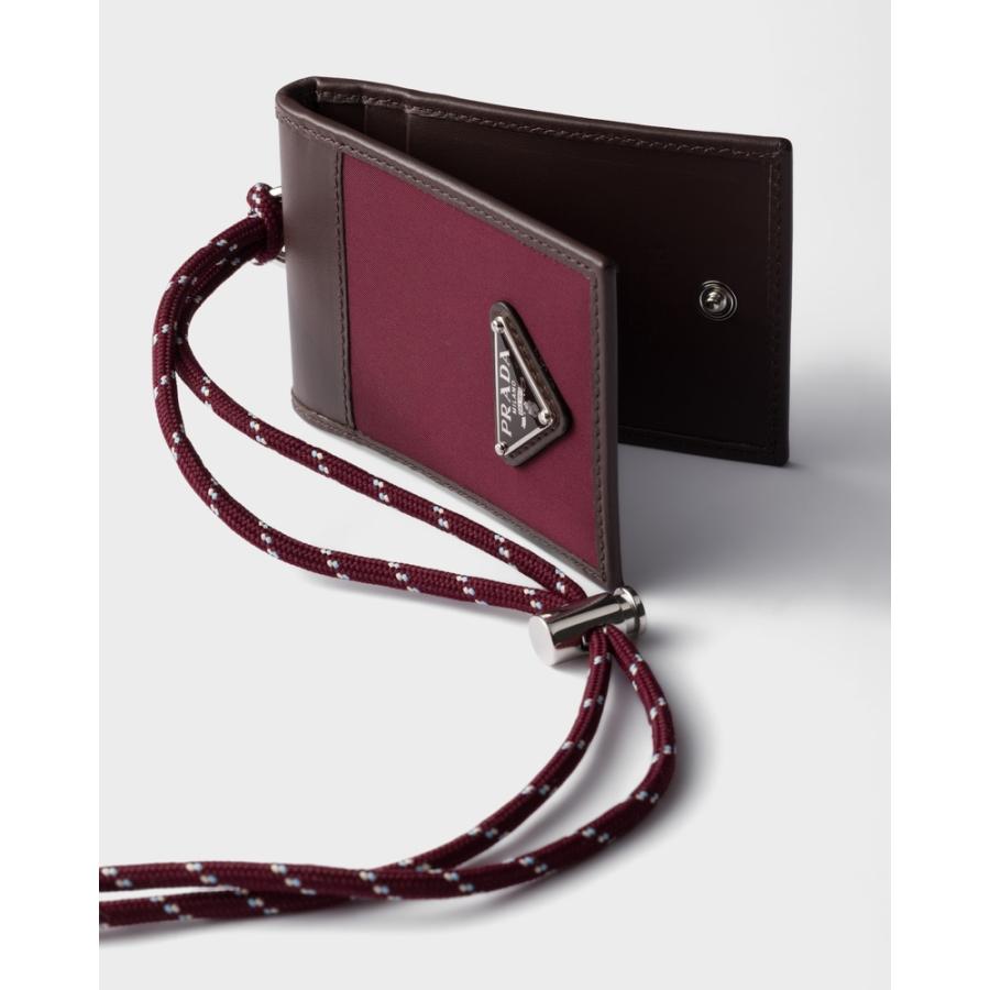 プラダ PRADA 2026春夏 メンズ スピードロック Re-Nylon レザー カードケース ストラップ付【バーガンディ 】【送料無料】【正規品】の画像