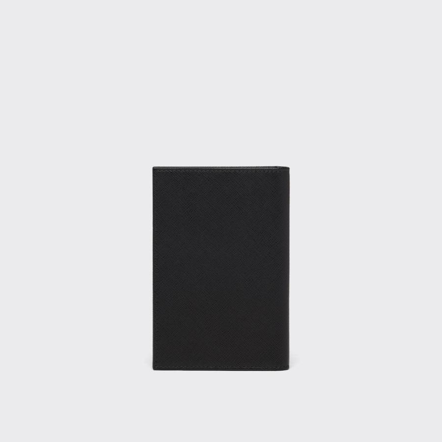 プラダ PRADA 2026春夏 メンズ サフィアーノトライアングル パスポート ホルダー【ブラック 】【送料無料】【正規品】の画像