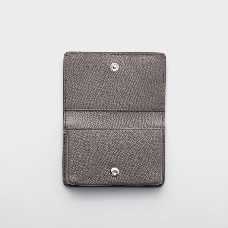 プラダ PRADA 2026春夏 メンズ サフィアーノトライアングル カードケース【スモーキーグレー 】【送料無料】【正規品】の画像