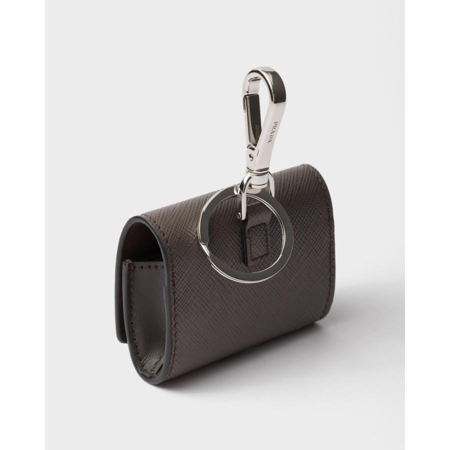 プラダ PRADA 2026春夏 メンズ キーチェーン付 サフィアーノレザー イヤフォンケース【スモーキーグレー 】【送料無料】【正規品】の画像