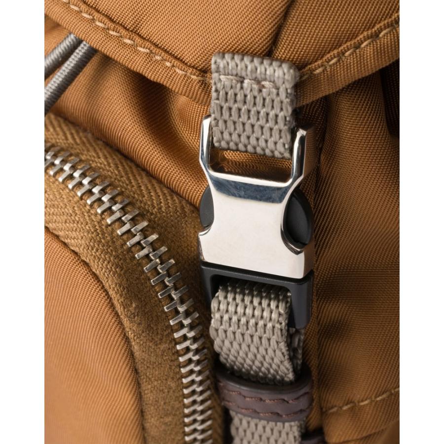プラダ PRADA 2026春夏 メンズ ミニアイコン Re-Nylon x レザー キーチェーン チャーム【ブランデー 】【送料無料】【正規品】の画像