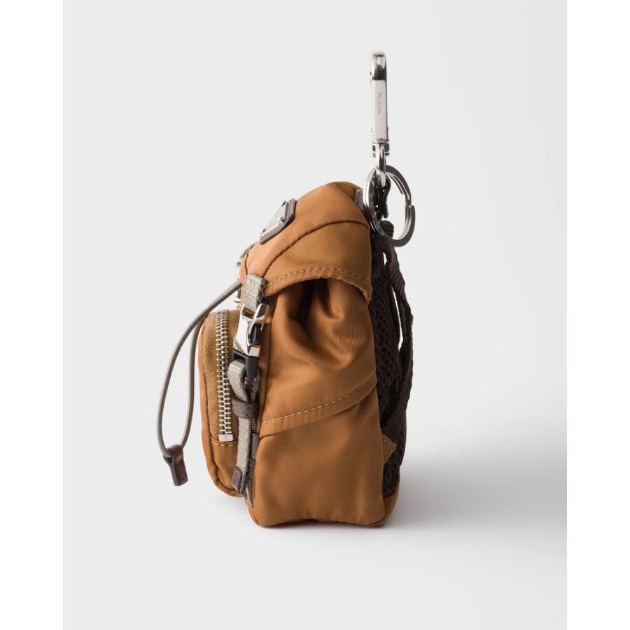 プラダ PRADA 2026春夏 メンズ ミニアイコン Re-Nylon x レザー キーチェーン チャーム【ブランデー 】【送料無料】【正規品】の画像