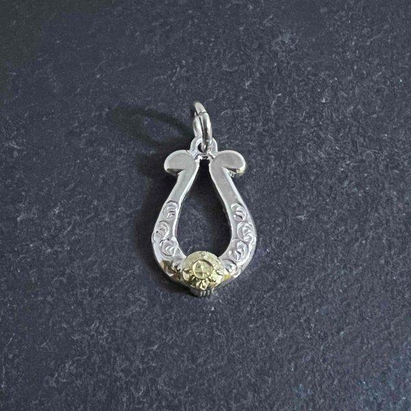 ファーストアローズ K18付カラ草彫り Horseshoe Pendant(M) P-862 FIRST ARROWS | FIRST ARROW's