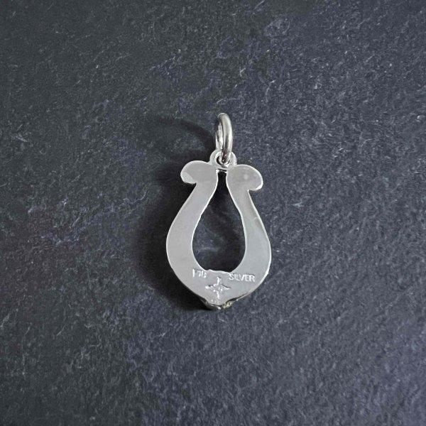 ファーストアローズ K18付カラ草彫り Horseshoe Pendant(M) P-862 FIRST ARROWS | FIRST ARROW's | 01