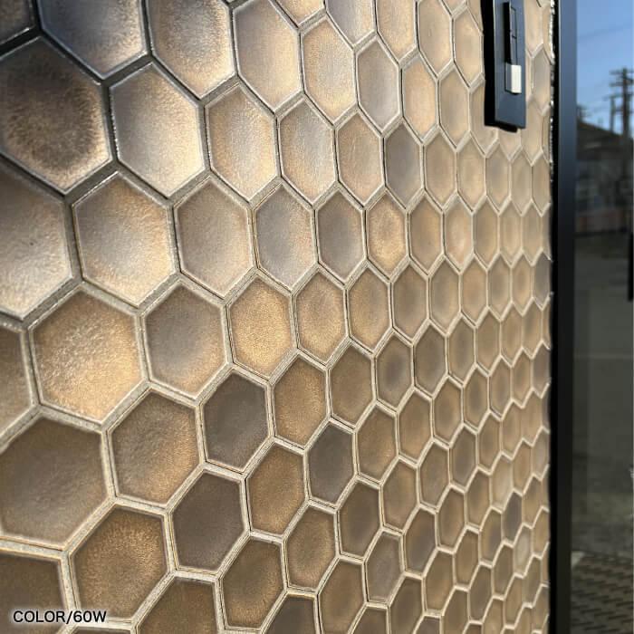 タイル ヘキサゴンタイル 六角形 ハニカム おしゃれ 在庫限り モダン 金色 ゴールド メタル 60w デザイン セラヘキサ Diy シート販売 壁 モザイクタイル 洗面 キッチン