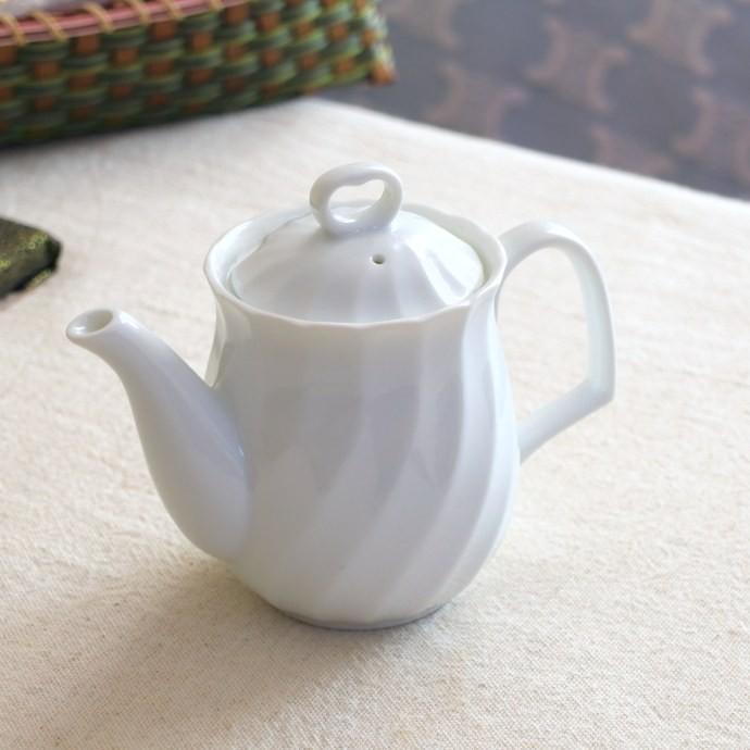 スパイラルシングルティーポット 手軽 オシャレ お一人ティータイム 北欧 白い食器 陶器 ポット 小さめ 小さめサイズ 表示在庫限り 国産 美濃焼 0009 セラポッケ かわいい陶器のお店 通販 Yahoo ショッピング