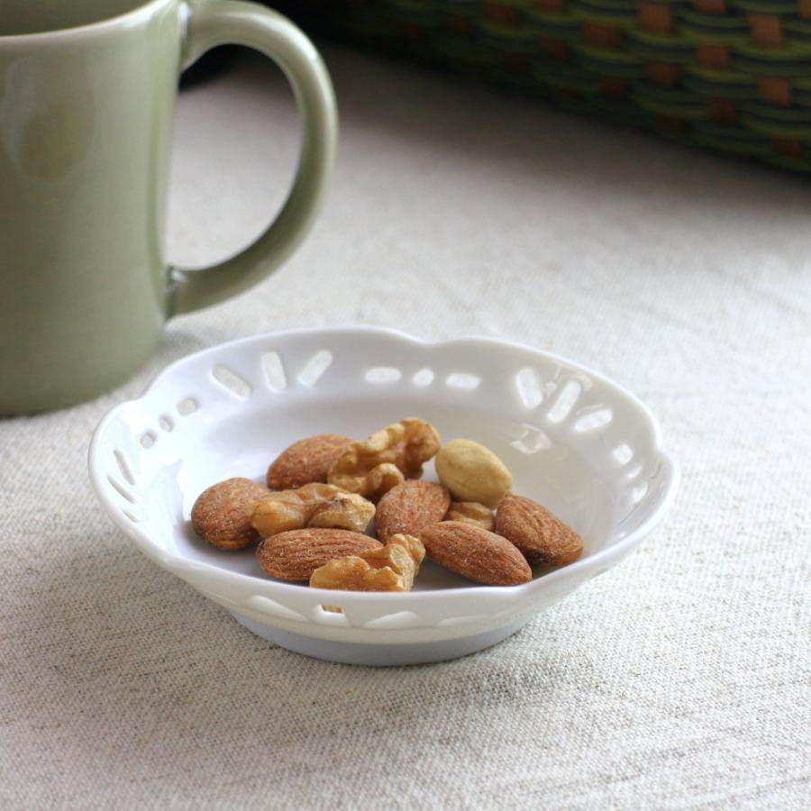 美濃焼 白磁のナッツプレート 10.5cm 国産 小皿 醤油皿 漬物皿 丸皿
