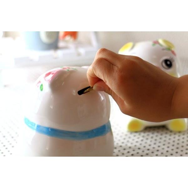 花を抱える豚の貯金箱 中サイズ 国産 瀬戸焼 ブタ ぶた バンク 座っ