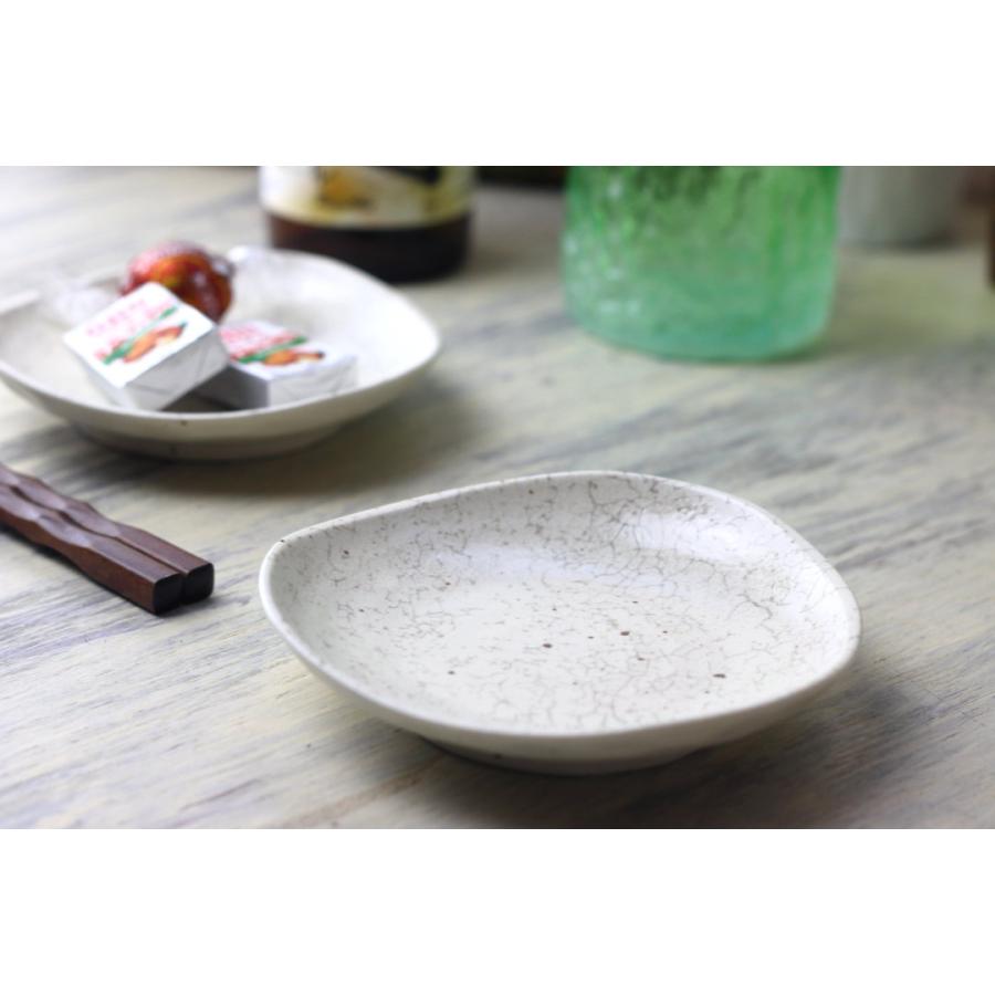 白かいらぎ 小皿 12cm 日本製 美濃焼 三角35皿 醤油皿 漬物皿 丸 白かいらぎ 小皿 12cm 日本製 美濃焼 三角35皿 醤油皿 漬物皿 丸