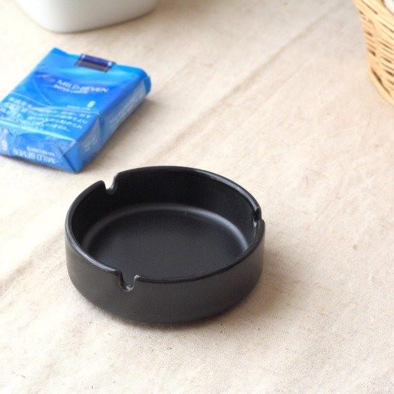 黒マット丸灰皿 国産 美濃焼 オシャレな黒食器 灰皿 陶器 陶器製 レトロ アシュトレイ｜cerapockke