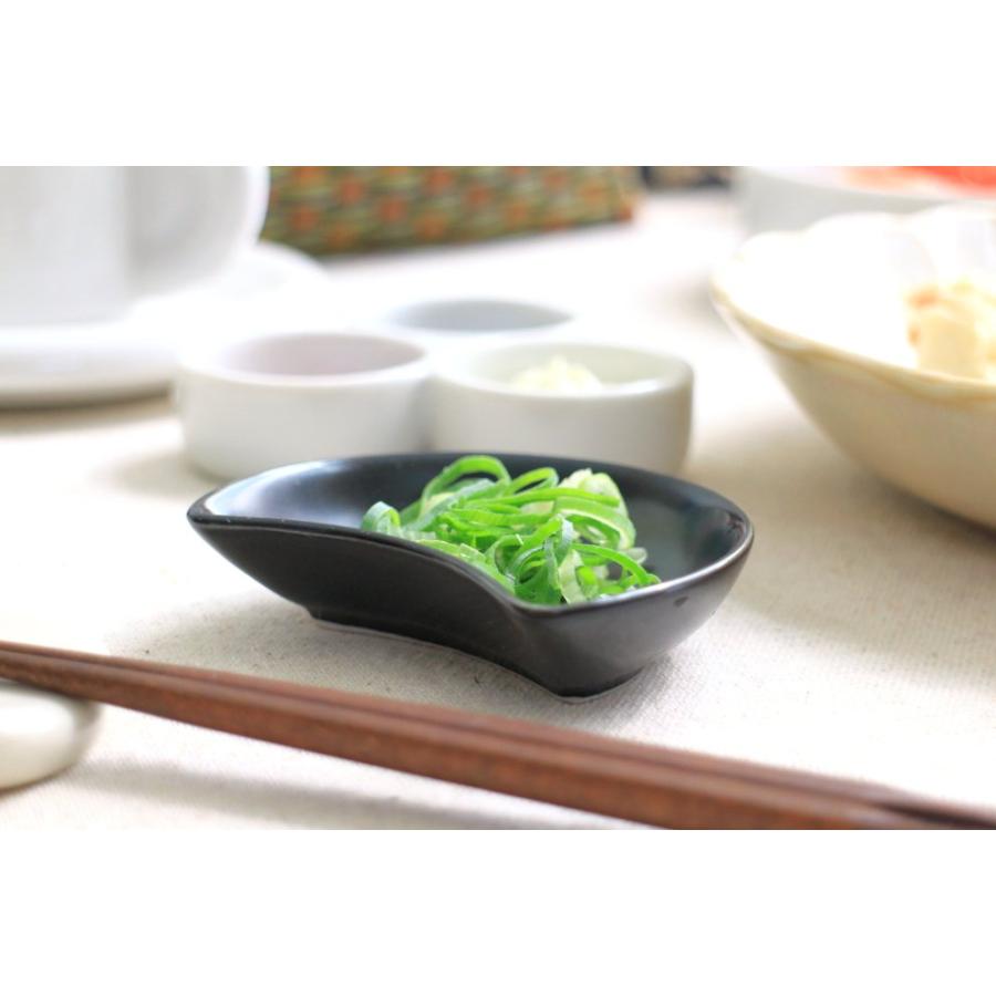 黒マット薬味小皿 8.5cm 国産 美濃焼 小皿 箸休め 醤油皿 漬物皿 変形