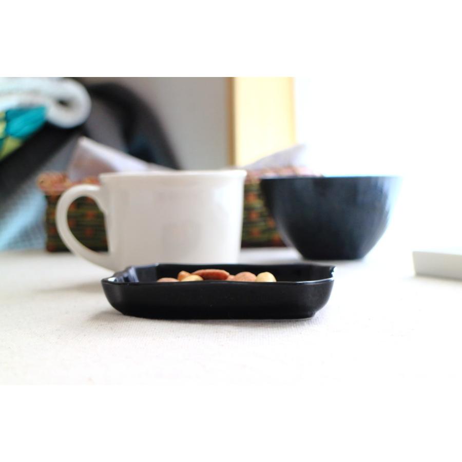 黒ツヤ 角切りスクエアプレート 11 5cm 国産 美濃焼 小皿 中皿 取り皿 プレート スクエアプレート 角皿 黒い 黒い食器 カフェ 器 お皿 Y9 0647 セラポッケ かわいい陶器のお店 通販 Yahoo ショッピング