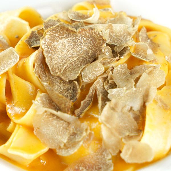 [予約販売][フレッシュ]イタリア・アルバ産 白トリュフ（1P＝約20〜30g）不定貫商品[1，780円/1g再計算]【送料無料】 