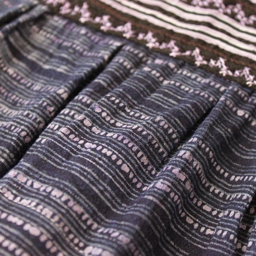 モン族刺繍 藍染めバティックロング丈スカート エスニックフレアスカート 黒と青柄 モン族藍染めバティックヘンプ・ロングスカート | Monkey Banana