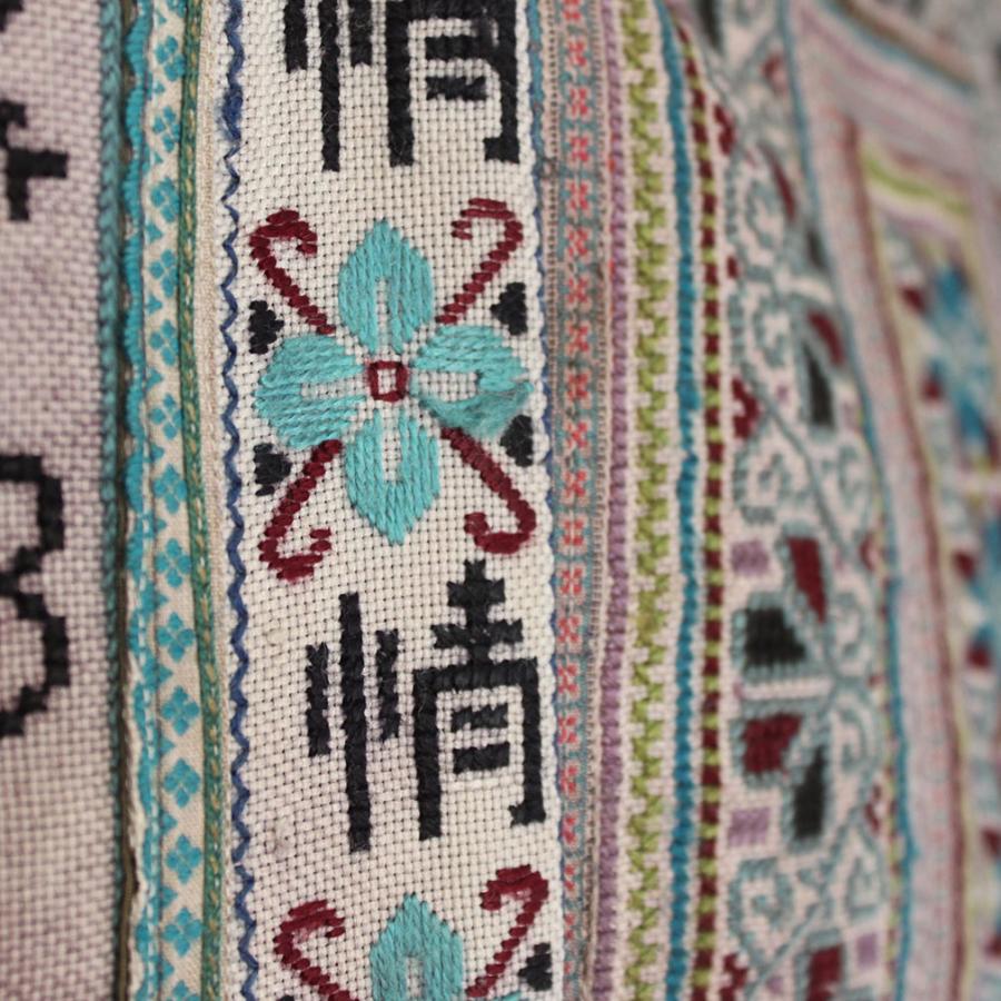 ★モン族★古布コットン刺繍ラグ★スパンコール★79×72★ モン族 刺繍布 トートバッグ コットン生地 クロスステッチ B 大判