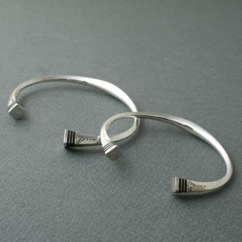 TUAREG SILVER JEWELRY CURVING SQUARE END BRACELETの画像