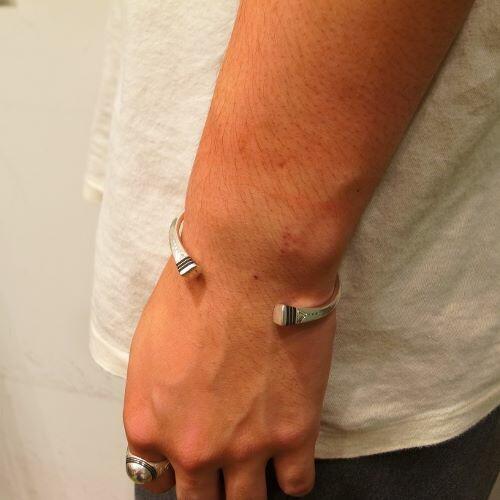 TUAREG SILVER JEWELRY CURVING SQUARE END BRACELETの画像