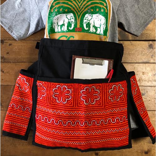 カフェエプロン　モン族刺（オレンジ系）　タイ雑貨　タイ料理　エプロン　モン族　民族衣装 | 